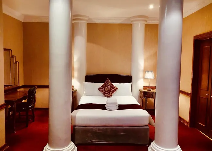 Central hotel: Russell Court Hotel